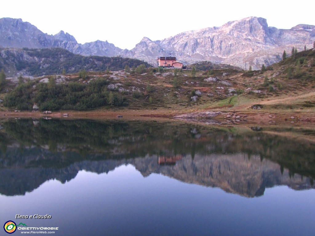 06 Riflessi nel lago Rotondo.JPG